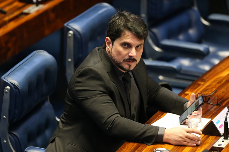 Veja as reações dos políticos sobre medidas aplicadas por Moraes a Marcos do Val