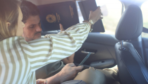 O senador Marcos do Val (Podemos-ES) é visto dentro do carro ao deixar a Polícia Federal (PF), em Brasília (DF)