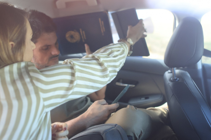 O senador Marcos do Val (Podemos-ES) é visto dentro do carro ao deixar a Polícia Federal (PF), em Brasília (DF)