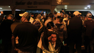 Apoiadores do ex-presidente Jair Messias Bolsonaro (PL) reunidos em uma das entradas do condomínio Solar de Brasília, onde ele mora, em Brasília