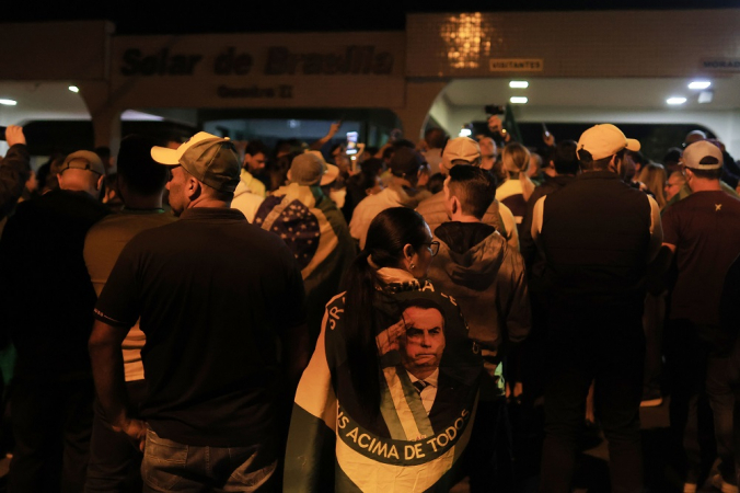 Prisão domiciliar de Bolsonaro pode acirrar tensões entre Brasil e Estados Unidos? 3 Apoiadores do ex-presidente Jair Messias Bolsonaro (PL) reunidos em uma das entradas do condomínio Solar de Brasília, onde ele mora, em Brasília