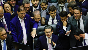 Após dois dias de obstrução protagonizada pela oposição na Câmara dos Deputados, o presidente da Casa, Hugo Motta (c), retoma a cadeira para abrir a sessão plenária