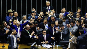 Após dois dias de obstrução protagonizada pela oposição na Câmara dos Deputados, o presidente da Casa, Hugo Motta (c), retoma a cadeira para abrir a sessão plenária