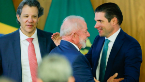 o ministro da Fazenda, Fernando Haddad, o presidente da República, Luiz Inácio Lula da Silva, e o presidente da Câmara dos Deputados, Hugo Motta, durante cerimônia de assinatura da "Medida Provisória Brasil Soberano", que traz um conjunto inicial de ações para proteger empresas e trabalhadores brasileiros dos efeitos da sobretaxa imposta pelo governo dos Estados Unidos