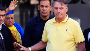 Cumprindo prisão domiciliar há pouco menos de duas semanas, o ex-presidente Jair Messias Bolsonaro (c) deixa o Hospital DF Star, em Brasília (DF