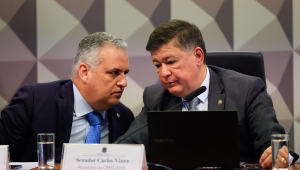 O deputado Alfredo Gaspar (União-AL)(à esquerda), que foi escolhido relator da CPMI (Comissão Parlamentar Mista de Inquérito) do INSS (Instituto Nacional do Seguro Social), e o senador Carlos Viana (Podemos-MG), escolhido como presidente da CPMI