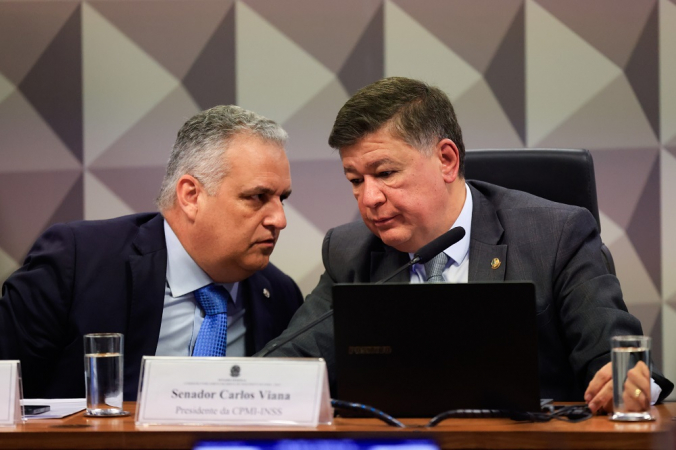 O deputado Alfredo Gaspar (União-AL)(à esquerda), que foi escolhido relator da CPMI (Comissão Parlamentar Mista de Inquérito) do INSS (Instituto Nacional do Seguro Social), e o senador Carlos Viana (Podemos-MG), escolhido como presidente da CPMI