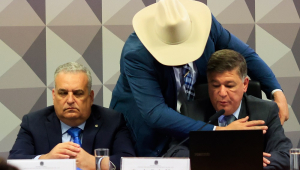 O deputado Alfredo Gaspar (União-AL)(à esquerda), que foi escolhido relator da CPMI (Comissão Parlamentar Mista de Inquérito) do INSS (Instituto Nacional do Seguro Social), e o senador Carlos Viana (Podemos-MG), escolhido como presidente da CPMI, e o deputado federal de Santa Catarina, Zé Trovão (PL)(ao centro)