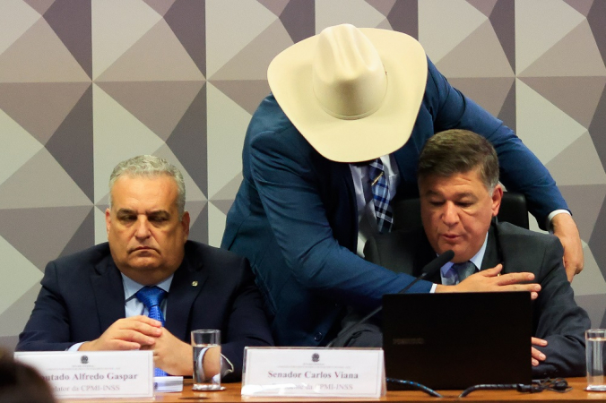 O deputado Alfredo Gaspar (União-AL)(à esquerda), que foi escolhido relator da CPMI (Comissão Parlamentar Mista de Inquérito) do INSS (Instituto Nacional do Seguro Social), e o senador Carlos Viana (Podemos-MG), escolhido como presidente da CPMI, e o deputado federal de Santa Catarina, Zé Trovão (PL)(ao centro)