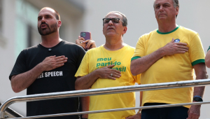 O ex-presidente Jair Bolsonaro (PL) (D), o deputado federal Eduardo Bolsonaro (PL-SP) (E) e o pastor Silas Malafaia, participam de ato na Avenida Paulista, em São Paulo