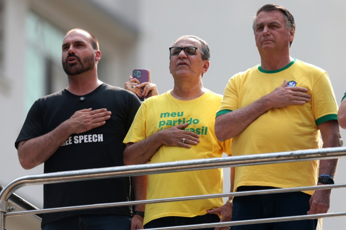 O ex-presidente Jair Bolsonaro (PL) (D), o deputado federal Eduardo Bolsonaro (PL-SP) (E) e o pastor Silas Malafaia, participam de ato na Avenida Paulista, em São Paulo