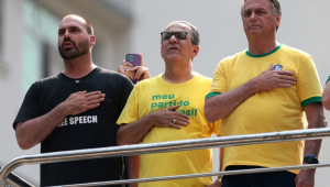 PF indicia Jair e Eduardo Bolsonaro por coação e faz buscas contra Silas Malafaia