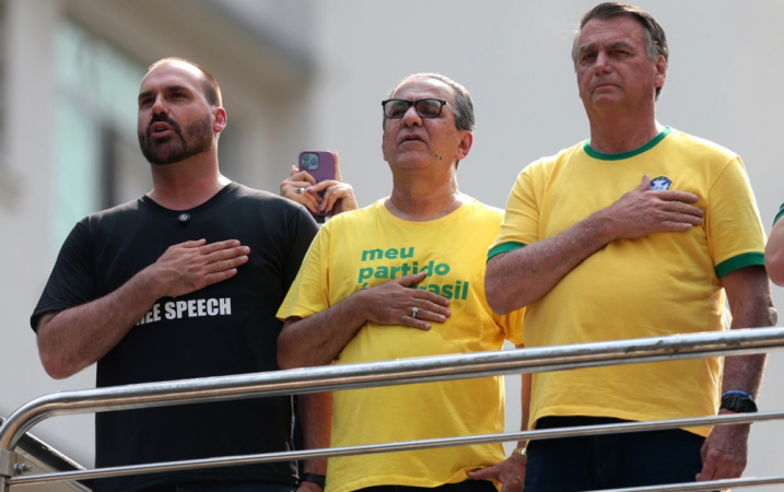 PF indicia Jair e Eduardo Bolsonaro por coação e faz buscas contra Silas Malafaia