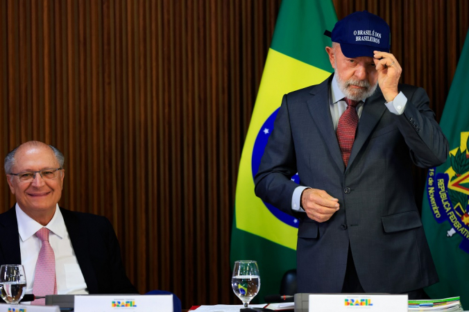 O vice-presidente Geraldo Alckmin e o presidente Luiz Inácio Lula da Silva (d), que usa um boné com a inscrição "O Brasil é dos Brasileiros"