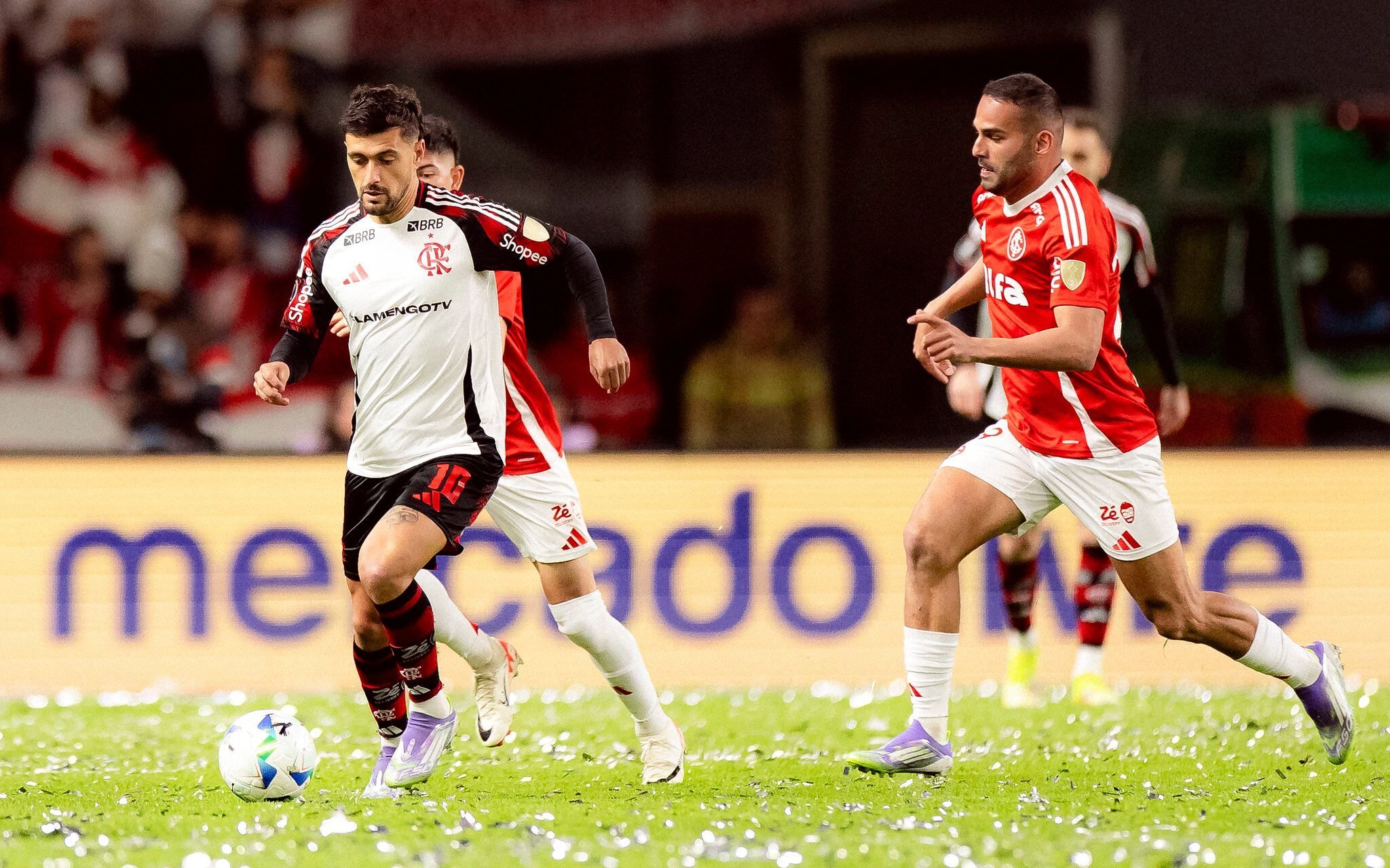 Arrascaeta durante a partida no Beira-Rio 