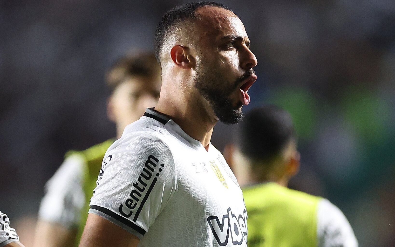 Arthur Cabral ganhou boa parceria no ataque 