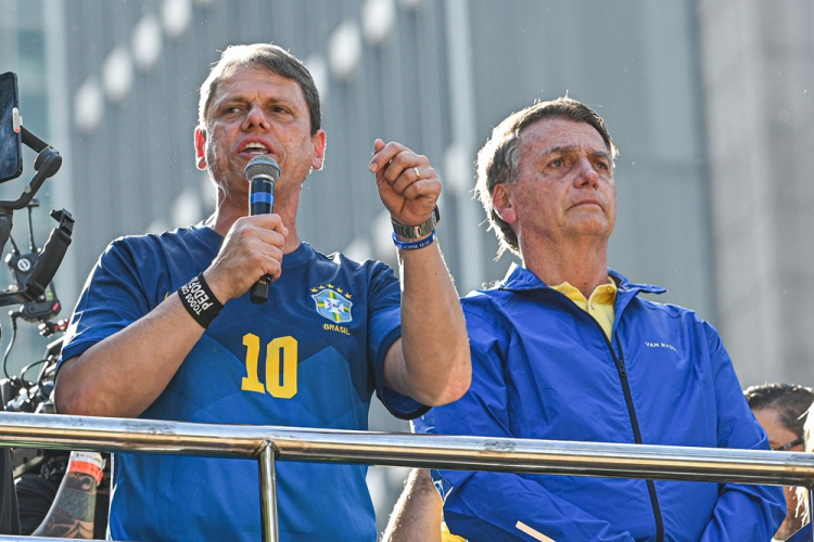 Tarcísio diz que, se fosse presidente, seu primeiro ato seria conceder indulto a Bolsonaro