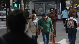 Pedestres enfrentam clima frio na Avenida Paulista, na região central de São Paulo