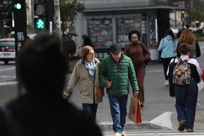 Pedestres enfrentam clima frio na Avenida Paulista, na região central de São Paulo