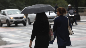 Pedestres enfrentam frio e chuva na região do Viaduto do Chá, no centro de São Paulo, nesta quarta-feira, 06 de agosto de 2025. Uma nova frente fria, associada a um ciclone extratropical, vai trazer mudanças climáticas para o Sul e parte do Sudeste do Brasil entre quinta, 7, e sexta-feira, 8. Após essa frente fria, uma forte massa de ar polar continental avançará sobre o País, derrubando as temperaturas no Sul, Sudeste, Centro-Oeste e causando friagem em parte do Norte. Foto: RENATO S. CERQUEIRA/ATO PRESS/ESTADÃO CONTEÚDO
