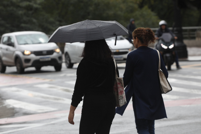Pedestres enfrentam frio e chuva na região do Viaduto do Chá, no centro de São Paulo, nesta quarta-feira, 06 de agosto de 2025. Uma nova frente fria, associada a um ciclone extratropical, vai trazer mudanças climáticas para o Sul e parte do Sudeste do Brasil entre quinta, 7, e sexta-feira, 8. Após essa frente fria, uma forte massa de ar polar continental avançará sobre o País, derrubando as temperaturas no Sul, Sudeste, Centro-Oeste e causando friagem em parte do Norte. Foto: RENATO S. CERQUEIRA/ATO PRESS/ESTADÃO CONTEÚDO