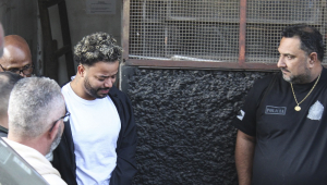 O influenciador Hytalo Santos (de branco) e seu marido Israel Nata Vicente (fora da foto), conhecido como MC Euro, são transferidos do Distrito Policial de Carapicuíba, na Grande São Paulo, para o Centro de Detenção Provisória de Pinheiros