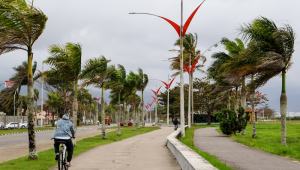 Vento forte e céu nublado pelo bairro Jardim Aruan, em Caraguatatuba