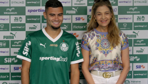 O meio-campista Andreas Pereira é apresentado oficial como jogador do Palmeiras apela presidente do clube, Leila Pereira