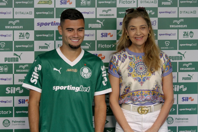 O meio-campista Andreas Pereira é apresentado oficial como jogador do Palmeiras apela presidente do clube, Leila Pereira
