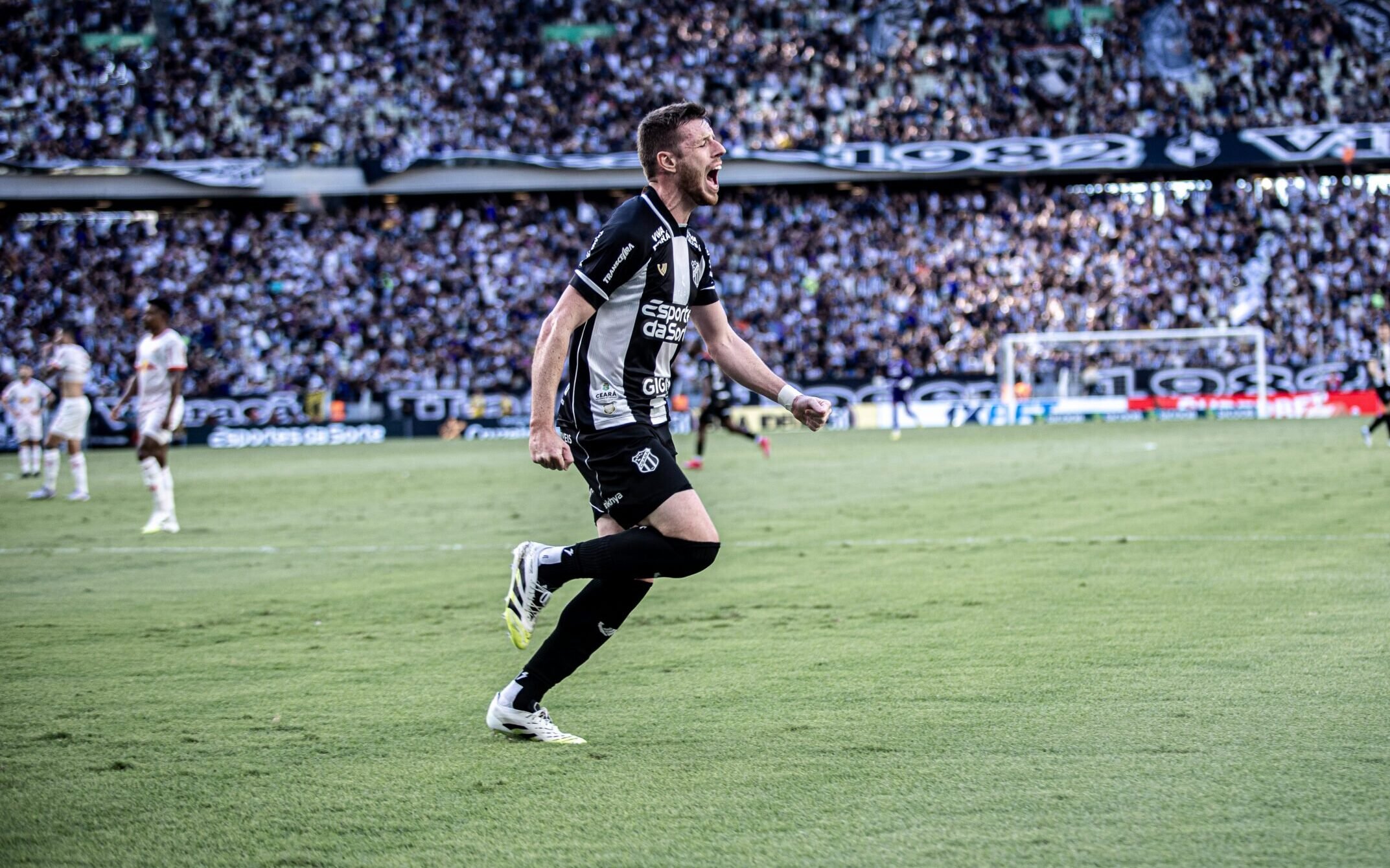 Aylon na partida entre Ceará e RB Bragantino, pelo Brasileirão 