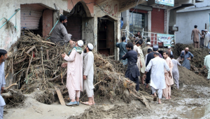Pessoas inspecionam uma área danificada após enchentes repentinas em Buner, província de Khyber Pakhtunkhwa, Paquistão, em 17 de agosto de 2025. Fortes chuvas e aguaceiros seguidos de enchentes repentinas no norte do Paquistão mataram pelo menos 300 pessoas, enquanto pelo menos 150 ainda estão desaparecidas, enquanto as autoridades ainda lutam para fornecer suprimentos de emergência às regiões afetadas, de acordo com a Autoridade Nacional de Gestão de Desastres (NDMA). (Inundações) EFE/EPA/NAVEED ALI