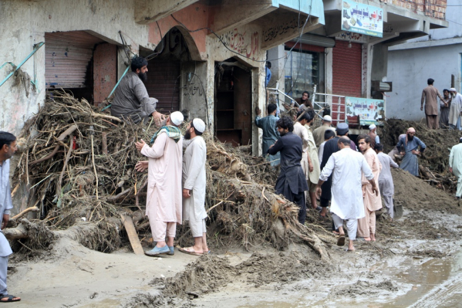 People in a damaged area after a sudden flood in Boner, the Khyber Bakhtonguh Province, Pakistan, on August 17, 2025. The rains of strong deposits followed by sudden floods in northern Pakistan killed at least 300 people, while at least 150 are still missing, while the authorities are still fighting to provide emergency supplies to the affected areas, according to For affected organizations. National Disaster Management Authority (NDMA). (EFE/EPA/NAVEED Ali