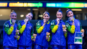 Equipe brasileira celebra a medalha