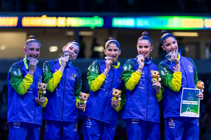 Equipe brasileira celebra a medalha
