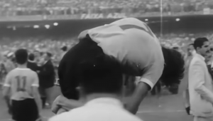 Jogadores do Uruguai comemoram o título da Copa do Mundo de 1950 após vitória sobre o Brasil no Maracanã