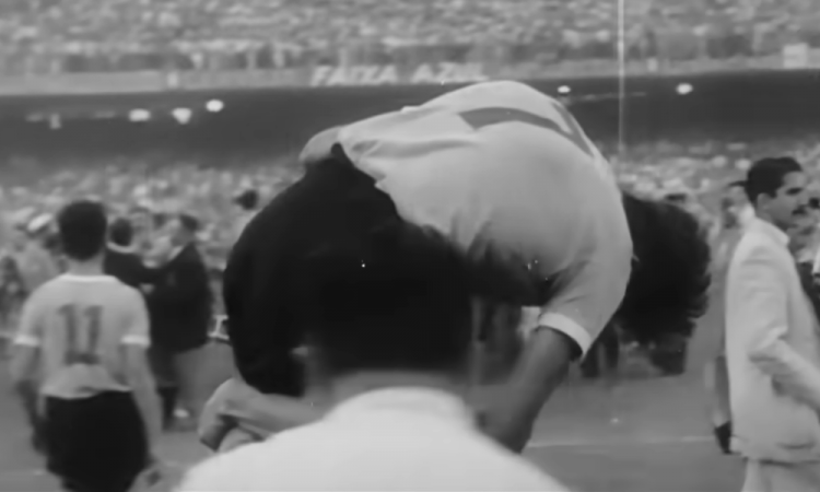 Jogadores do Uruguai comemoram o título da Copa do Mundo de 1950 após vitória sobre o Brasil no Maracanã