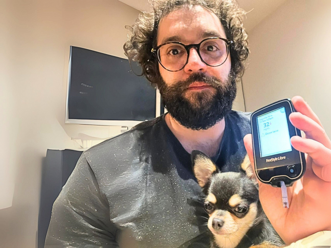 Bruno Casulli e a pequena Geni, que detecta as crises glicêmicas antes do equipamento e melhorou a qualidade de vida do empresário