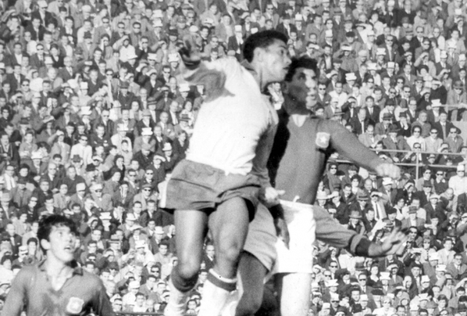 Garrincha da Seleção Brasileira disputa bola com o meio-campista chileno Contreras na semifinal da Copa de 1962
