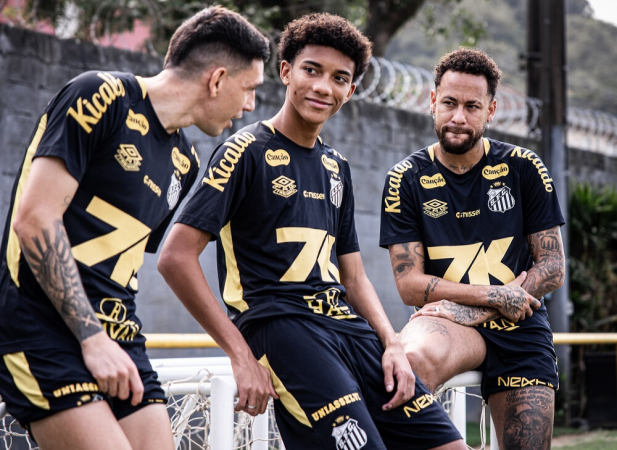 Escobar, Robinho Júnior e Neymar conversam durante treino do Santos no CT Rei Pelé