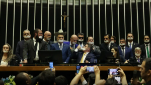 Oposição ocupa plenários por anistia a 8/1 e impeachment de Moraes