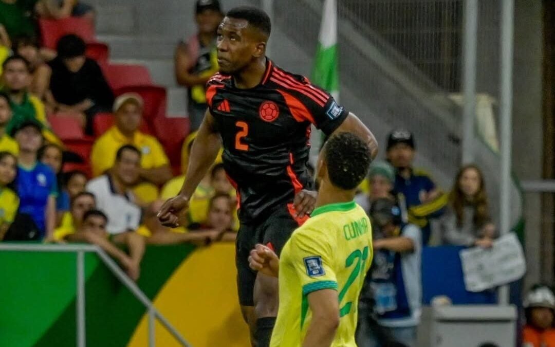 Carlos Cuesta em ação pela Colômbia contra a Seleção Brasileira 