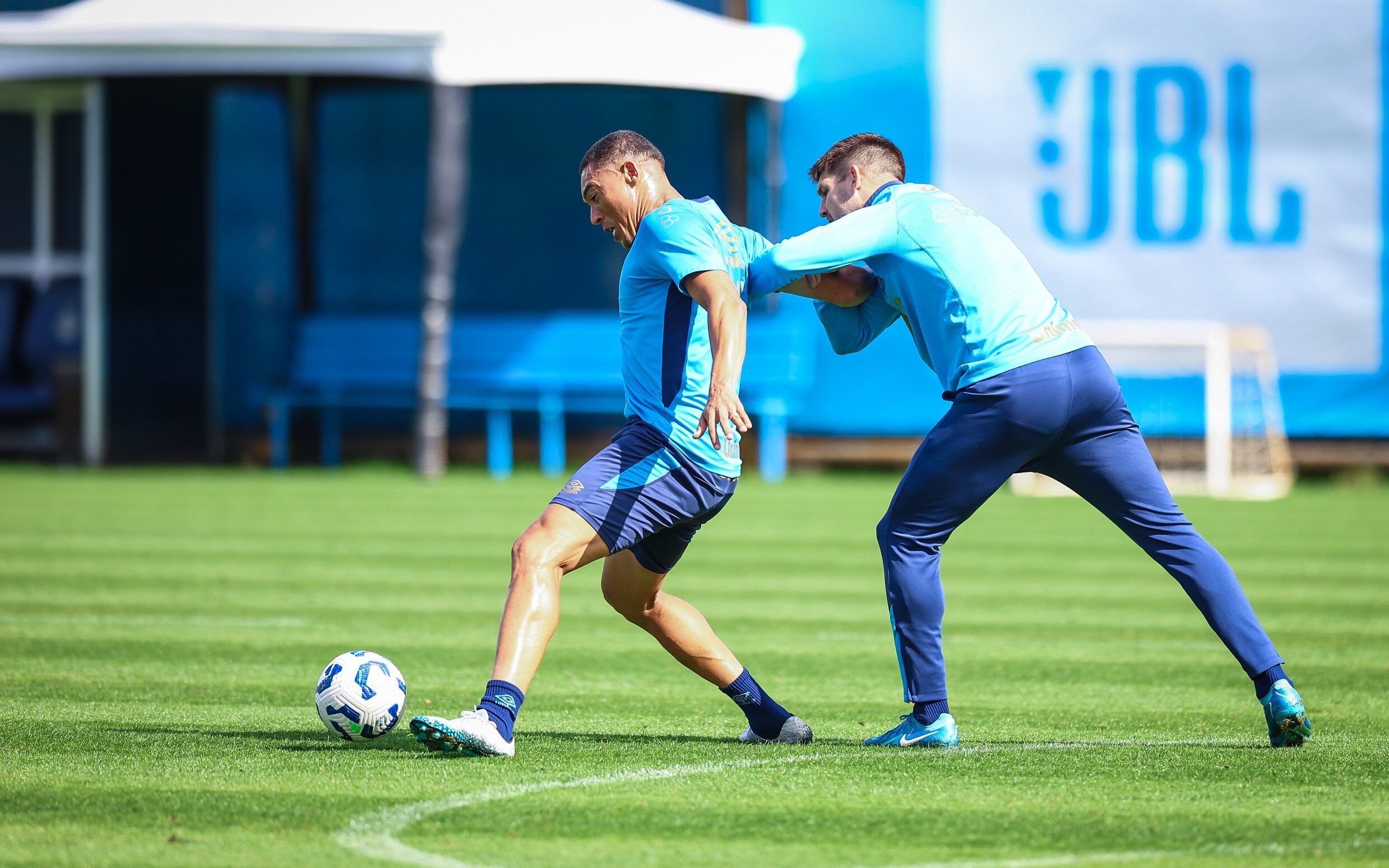 Carlos Vinícius e Kannemann disputam bola em treinamento do Grêmio. 