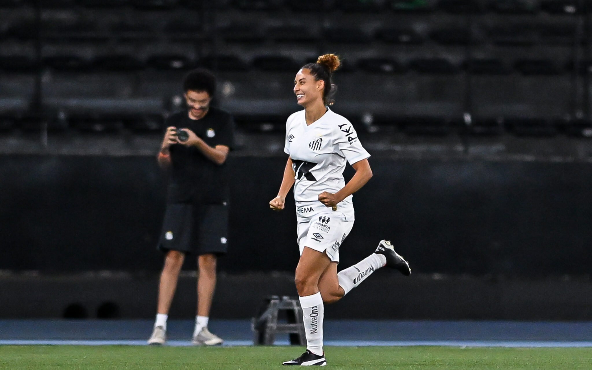 Carol Baiana comemora seu gol pelo Santos na final do Brasileirão Feminino  