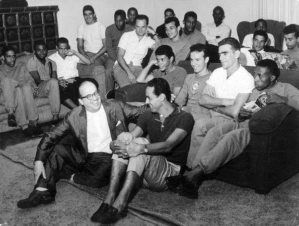 O sr. Paulo Machado de Carvalho encontra com os jogadores, dirigentes e comissão técnica na concentração da Seleção Brasileira para anunciar que ficaria na chefia da delegação que iria ao Chile dois meses depois.