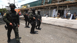 Integrantes dos Grupos Operacionais Especiais de Segurança (GOES) fazem a guarda de estabelecimentos comerciais afetados pela explosão, nesta sexta-feira, em Cali