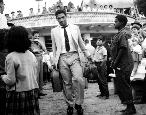 Garrincha chega a concentração da Seleção Brasileira, para a preparação da Copa do Mundo