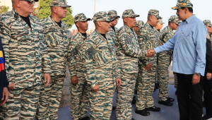 O presidente da Venezuela, Nicolás Maduro, cumprimenta membros da Milícia Bolivariana