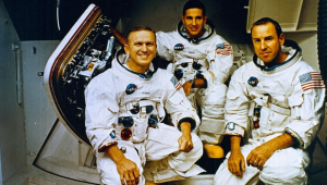 Comandante da tripulação da Apollo 8 (da esquerda para a direita), Frank Borman, o piloto do módulo lunar William Anders e o piloto do módulo de comando James Lovell