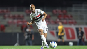 Lucas passa por um procedimento cirúrgico para o tratamento da dor persistente no joelho direito