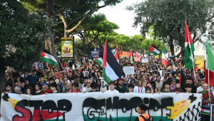 Milhares de pessoas protestam para denunciar as ações do Exército israelense na Faixa de Gaza à margem do Festival de Cinema de Veneza